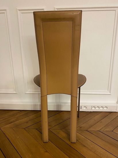 
CATTELAN, Lara

Quatre chaises et deux fauteuils...