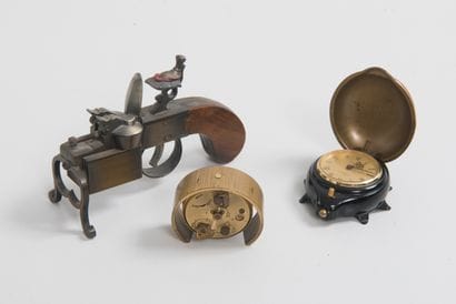 LOOPING, 8 Days
Two metal alarm clocks in...
