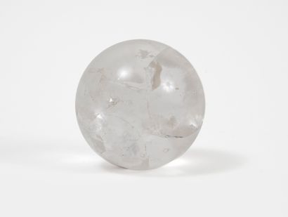 BOULE
En cristal de roche.

Diam. 9.9 cm.

Nombreux...