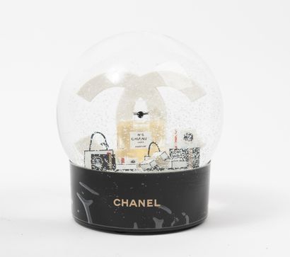 CHANEL
Importante boule à neige motorisée...