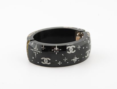 CHANEL
Bracelet manchette ouvrant en résine...