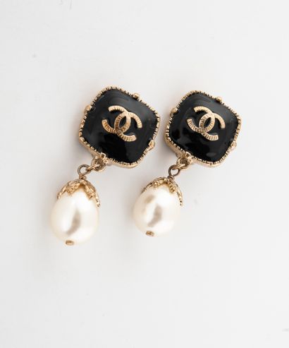 CHANEL
Paire de pendants d'oreilles en métal...