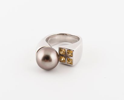 Bague asymétrique en or gris (750) ornée...