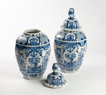 DELFT, XXème siècle 
Paire de potiches couvertes,...