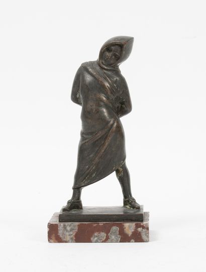 Femme encapuchonnée. 

Epreuve en bronze...