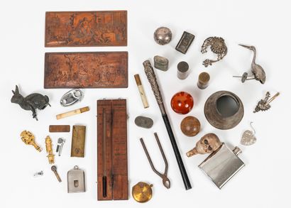 Lot de petits objets de vitrine dont : 
-...