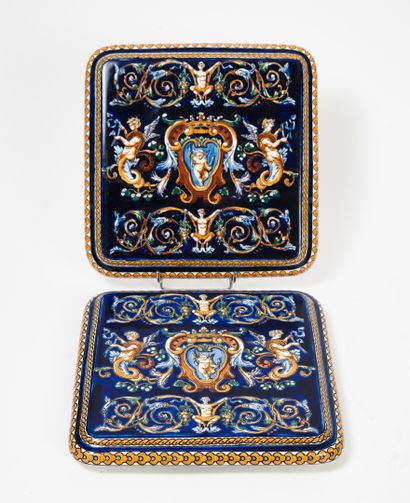 GIEN,
Paire de dessous de plat de forme carrée...