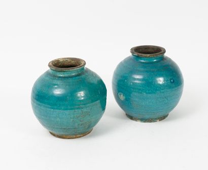 Paire de vases de forme boule, sur talon,...