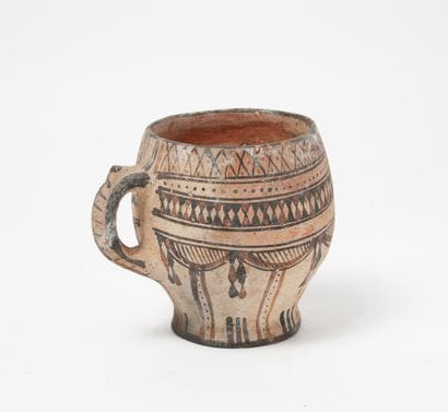 Tasse en céramique à décor géométrique.

H....