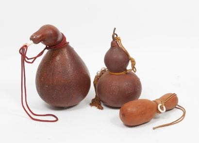 Lot de trois gourdes en forme de coloquinte,...