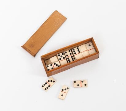 Jeu de dominos miniature en os. 

Dans une...