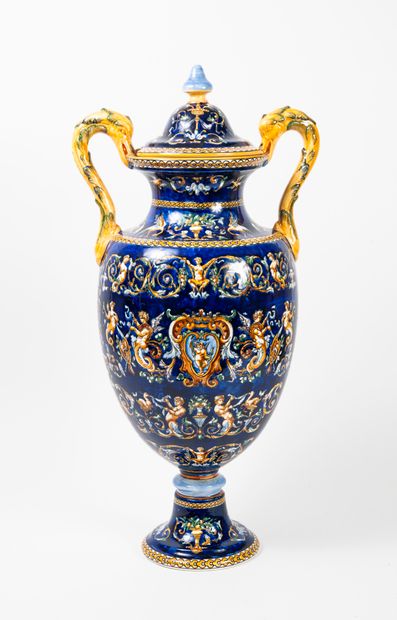 GIEN,
Important vase couvert en faïence,...
