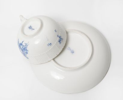 MEISSEN
Petite tasse et sous-tasse en porcelaine,...