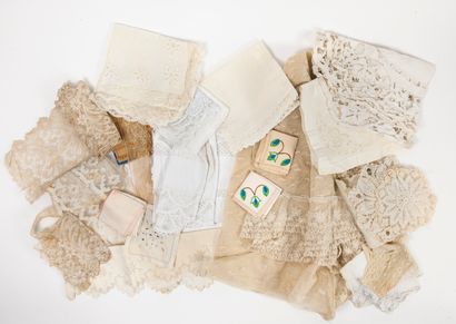 Lot de dentelles blanches, crochets, napperons,...