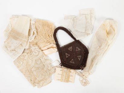Lot de dentelles blanches, crochets, napperons,...