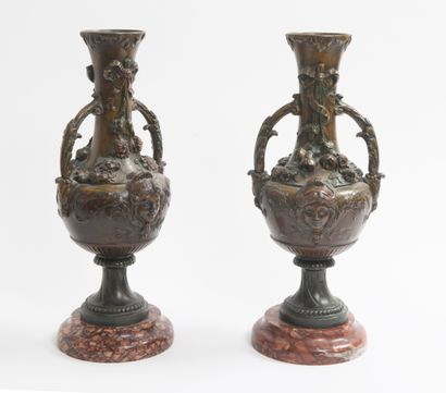 Paire de vases en régule patiné monté sur...