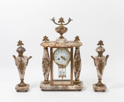 Garniture de cheminée en marbre banc veiné...