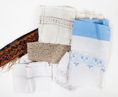 Lot de dentelles blanches, crochets, napperons,...