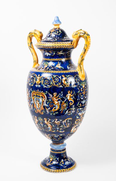 GIEN,
Important vase couvert en faïence,...