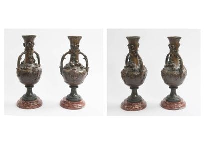 Paire de vases en régule patiné monté sur...