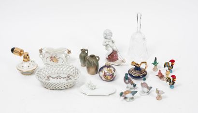 Lots d'objets miniatures en céramique polychromes...