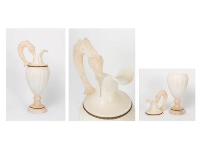 Deux pièces de forme en albâtre blanc, du...
