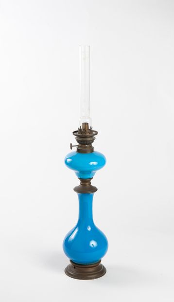 Lampe à pétrole à réservoir en verre opalin...