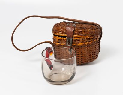 Petite tasse à puiser l'eau thermale en verre...