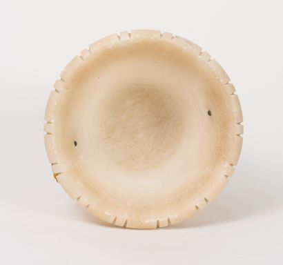 Deux pièces de forme en albâtre blanc, du...