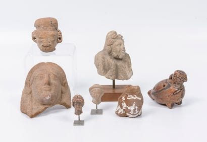 Lot d'objets de type archéologiques en pierre...