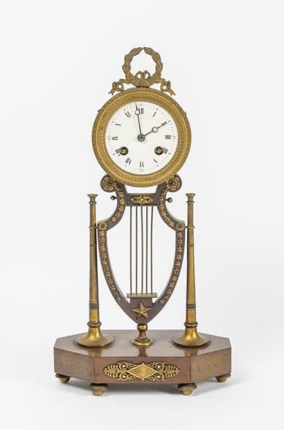 Petite pendule portique en forme de lyre...