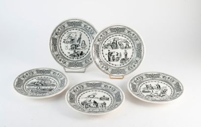 GIEN
Cinq assiettes en faïence fine à décor...