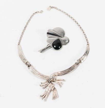 Marc JACOBS
Silver plated metal brooch styling...