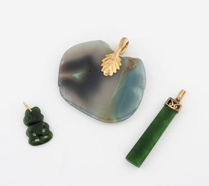 Lot of three agate or jade pendants: 

-...