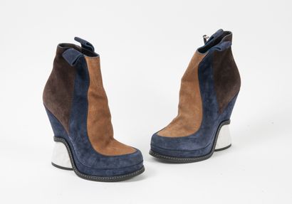 FENDI Roma
Pair of boots in blue, brown and...