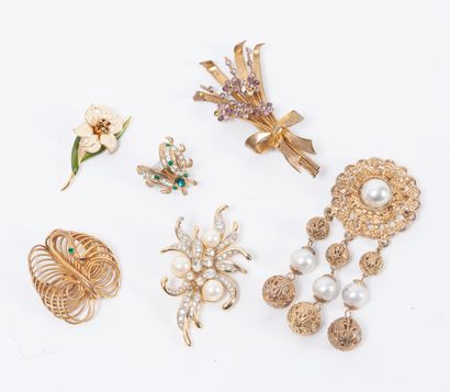 Lot of gold metal brooches decorated with...