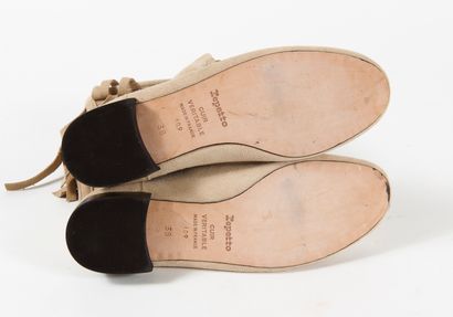 REPETTO
Paire de bottes courtes en daim beige,...
