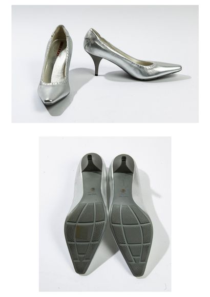 PRADA
Paire d'escarpins en cuir argenté à...