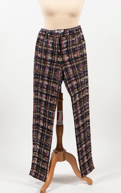 CHANEL
Tweed trousers made of a mixture of...