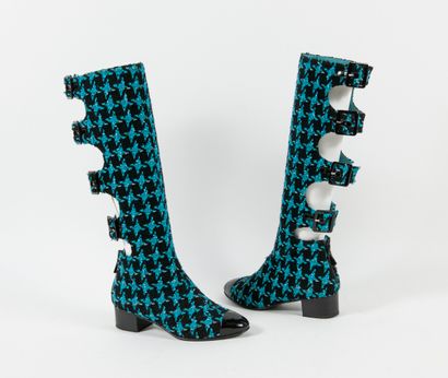 CHANEL
Paire de bottes en tweed à motif pied...