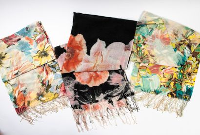 Roberto CAVALLI
Lot comprenant trois écharpes...