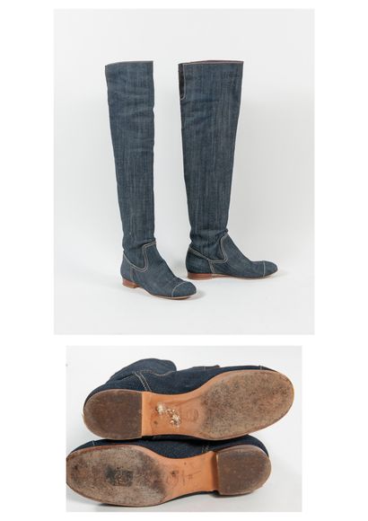 CHANEL
Paire de cuissardes en toile de jean...