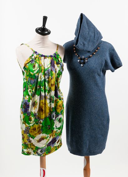 BLUMARINE
Lot comprenant : 

- Jupe courte...