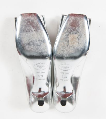 PRADA
Paire d'escarpins en cuir argenté à...