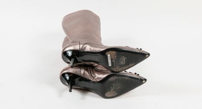 LOUIS VUITTON
Paire de bottes en cuir métallisé...