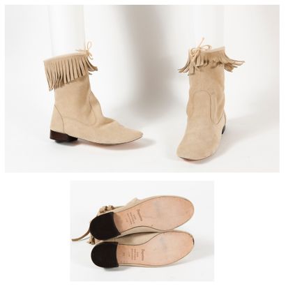 REPETTO
Paire de bottes courtes en daim beige,...