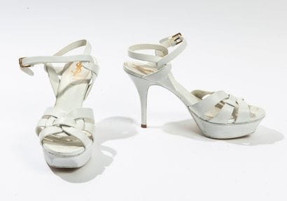 Yves SAINT LAURENT, Tribute
Paire de sandales...