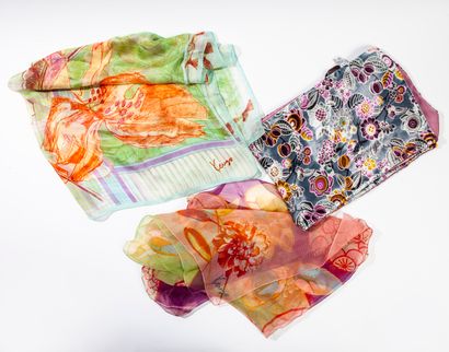 KENZO
Lot comprenant :

- Une écharpe et...