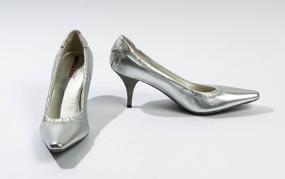 PRADA
Paire d'escarpins en cuir argenté à...