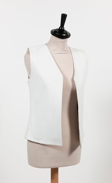JITROIS
Sleeveless vest, in white lambskin....